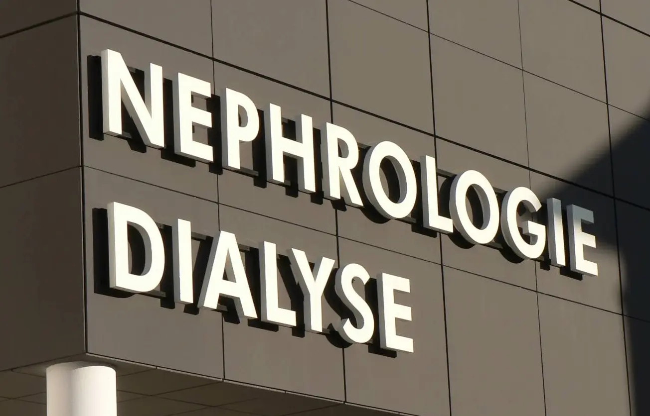 Enseigne bandeau avec lettres en relief
