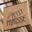 L'enseigne drapeau avec lettres en bois