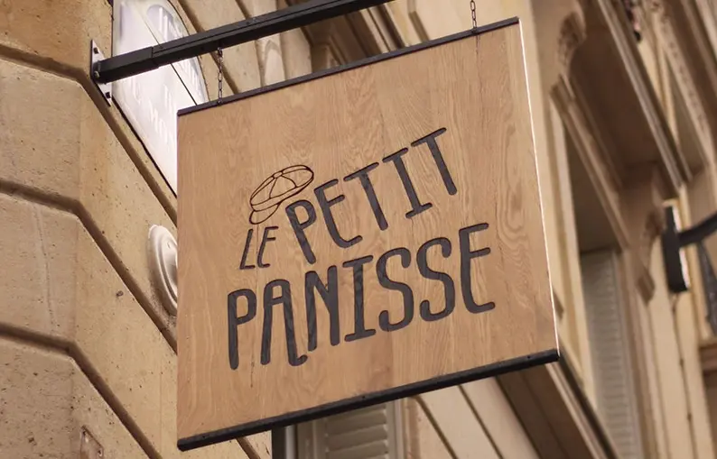 L'enseigne drapeau avec lettres en bois