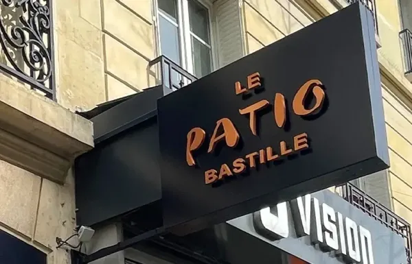 Enseigne drapeau avec lettres en relief