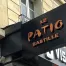Enseigne drapeau avec lettres en relief