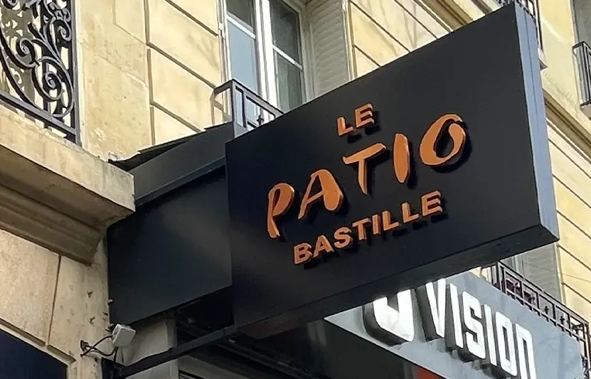 Enseigne drapeau avec lettres en relief