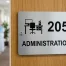 Plaque de porte avec pictogramme et numéro