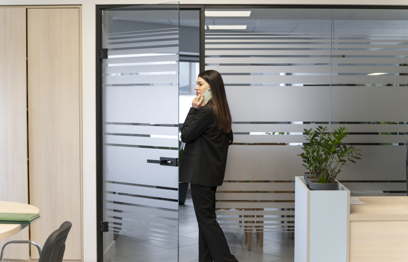 vitrophanie dépolie décorative pour espace de travail