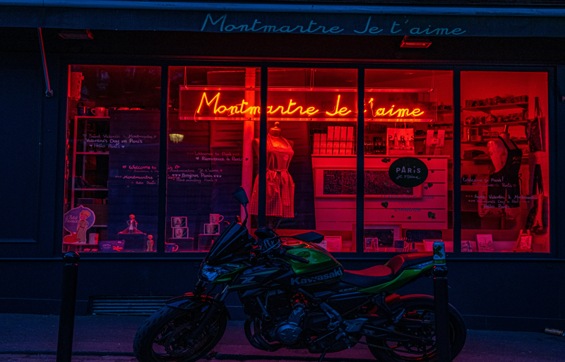 Néon personnalisé en vitrine de boutique