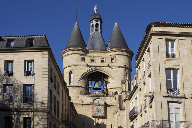enseigne-commerciale-en-secteur-protege-bordeaux pose d'enseigne au centre historique de Bordeaux