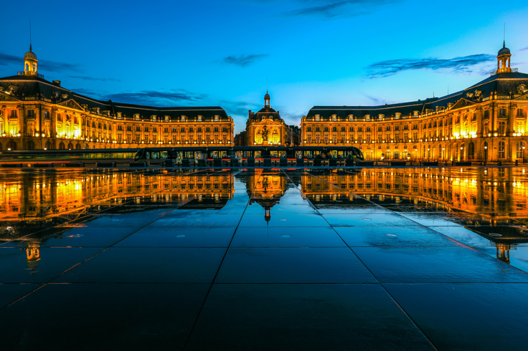 installer une enseigne conforme dans le centre historique de Bordeaux